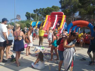 Els barris de Salou es refresquen amb inflables i atraccions d’aigua per a la mainada