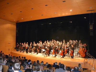 Salou muestra su lado más solidario a través del concierto navideño de la JONC y recoge 249 juguetes para niños/as sin recursos
