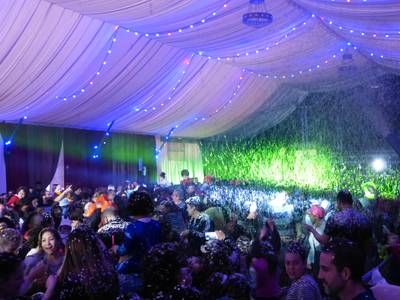 Los niños y niñas disfrutan en familia de la fiesta Cós Blanc Xic'S
