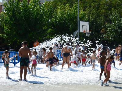 Unos 300 niños y niñas de los 'casals' de Salou despiden el verano con una gran fiesta conjunta en la Escuela Europa